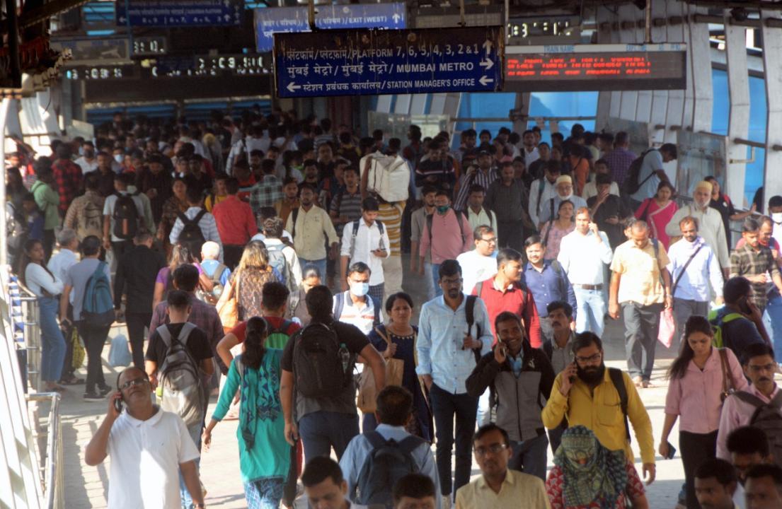 Amid new Covid variant scare, Mumbaikars seen without masks at Andheri station